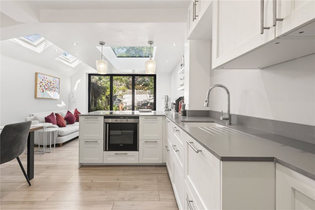 Property photo 3 of 10 Kitchen