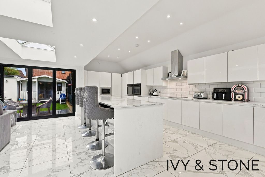 Property photo 3 of 41 5901504
