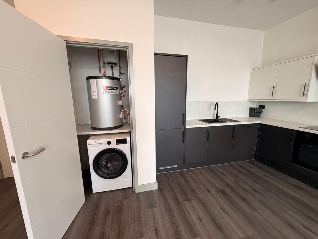 Property photo 3 of 17 Kitchen