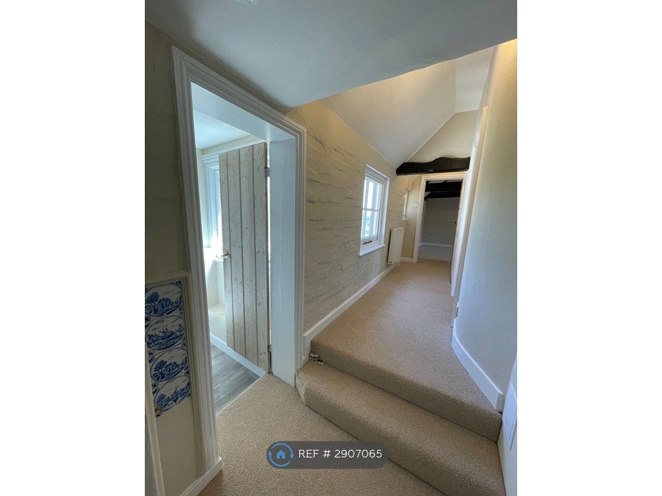 Property photo 2 of 9 Hallway
