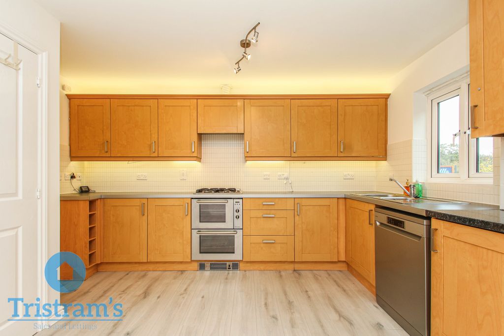 Property photo 3 of 32