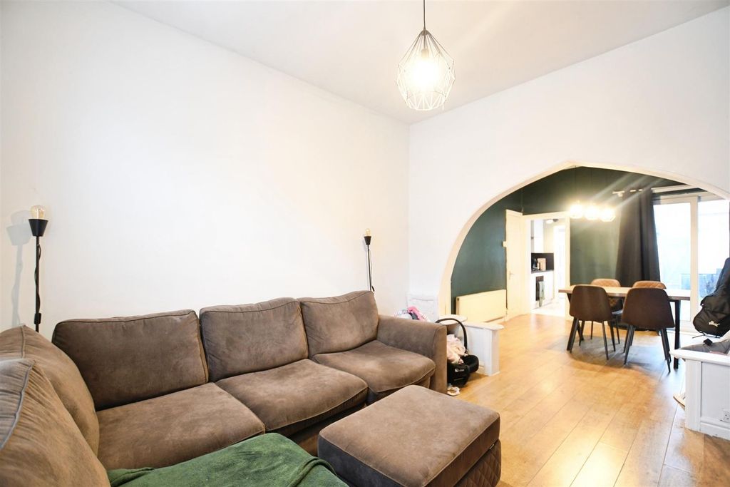 Property photo 3 of 20 Lounge