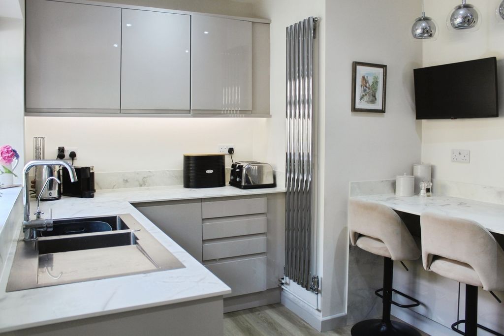 Property photo 3 of 20 Kitchen