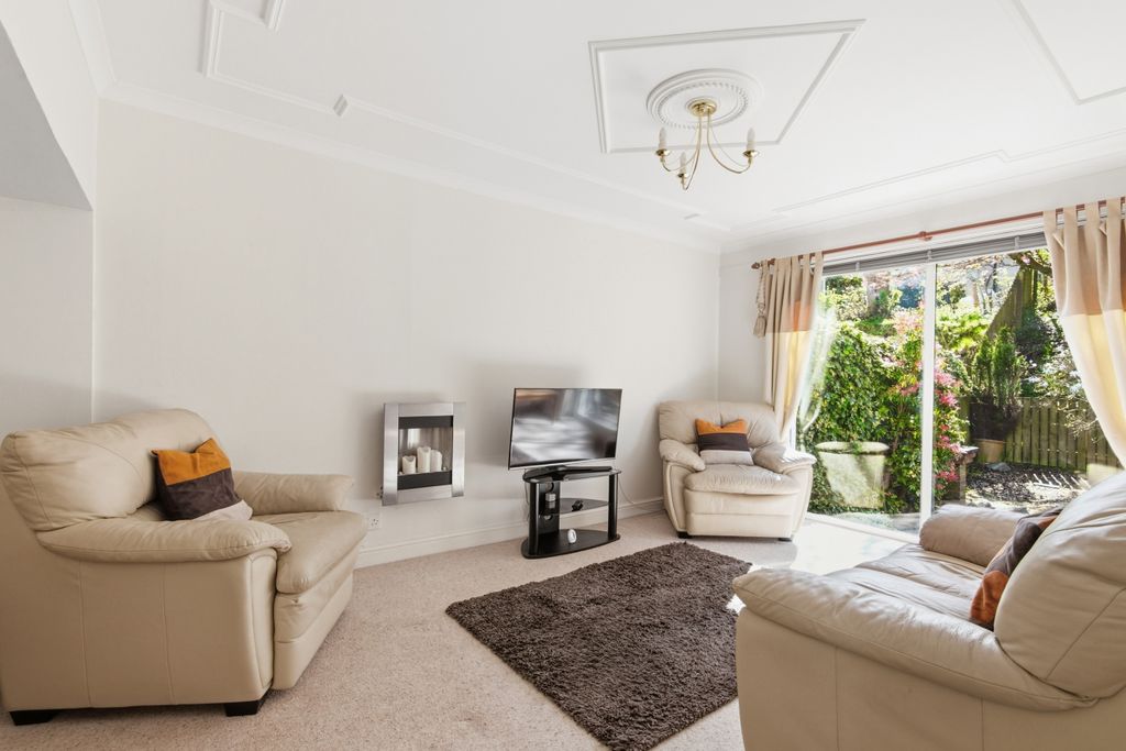 Property photo 2 of 25