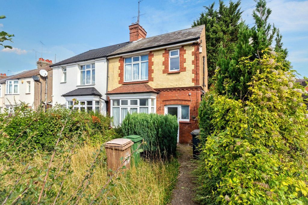 Property photo 2 of 16 30 Oakley Road, Luton Lu4 9Pu