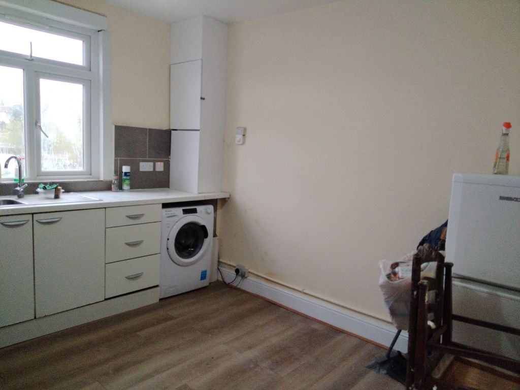 Property photo 3 of 11 Kitchen