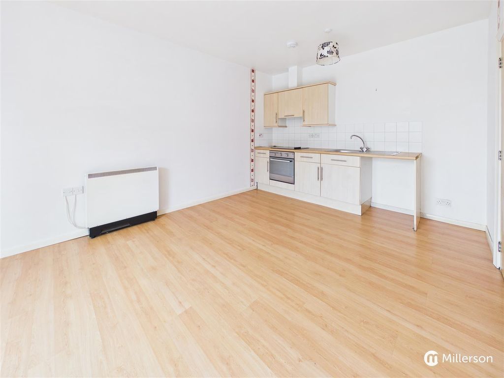 Property photo 3 of 10 Kitchen/Dining Area
