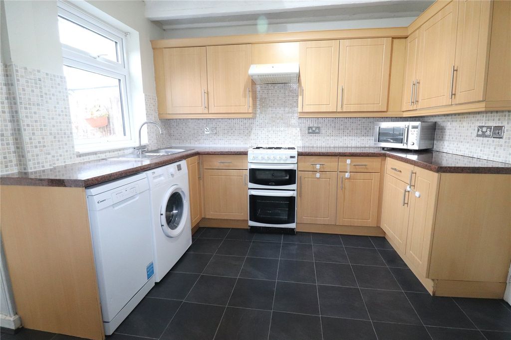 Property photo 3 of 18 Kitchen