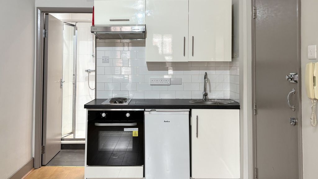 Property photo 2 of 8 Kitchen