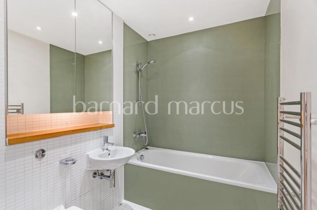 Property photo 2 of 8 Bathroom