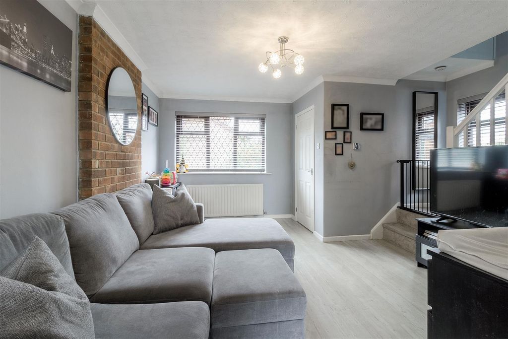 Property photo 2 of 13 Medway Drive Living2