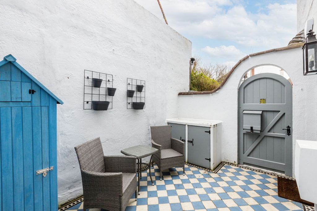 Property photo 2 of 11