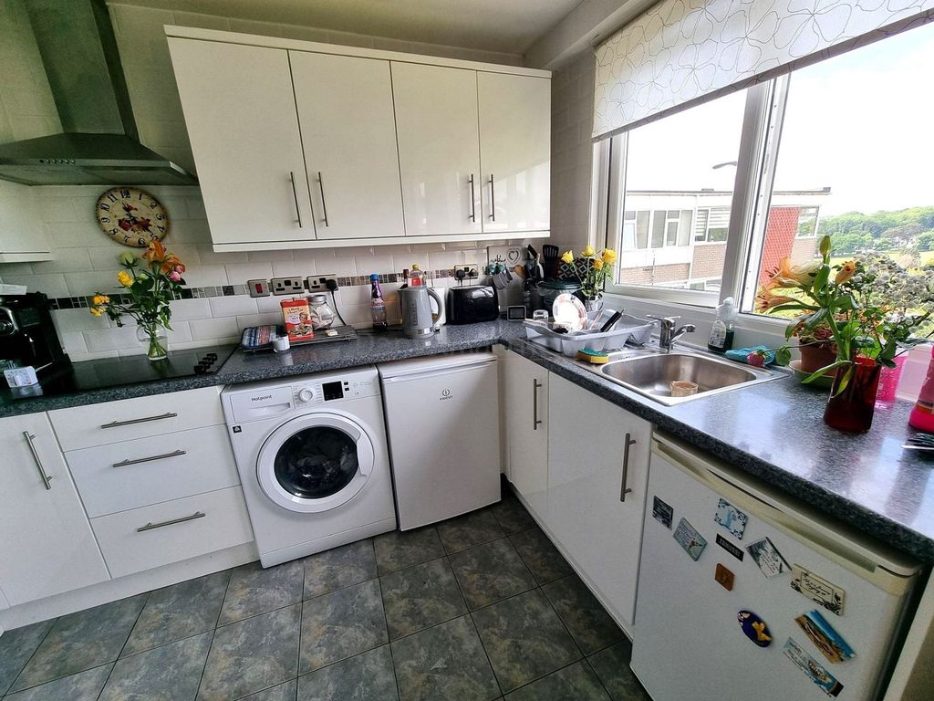 Property photo 3 of 13 Kichen