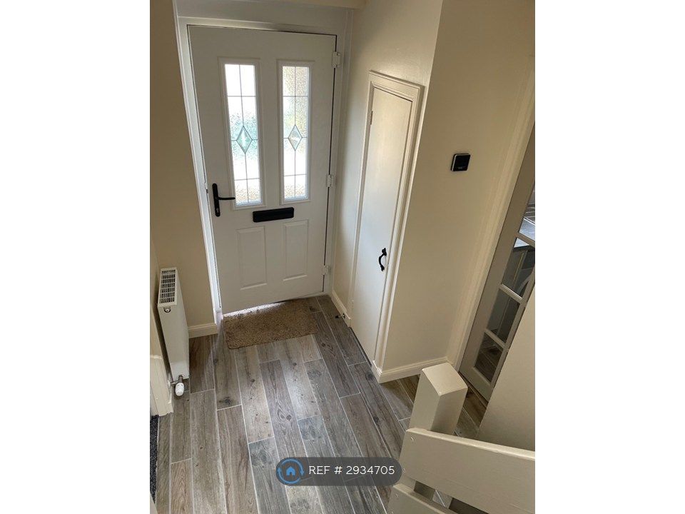 Property photo 3 of 16 Entrance Hallway