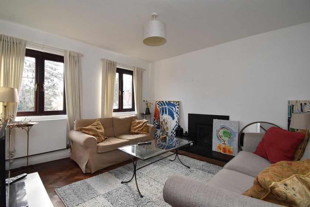 Property photo 2 of 22 Living Room