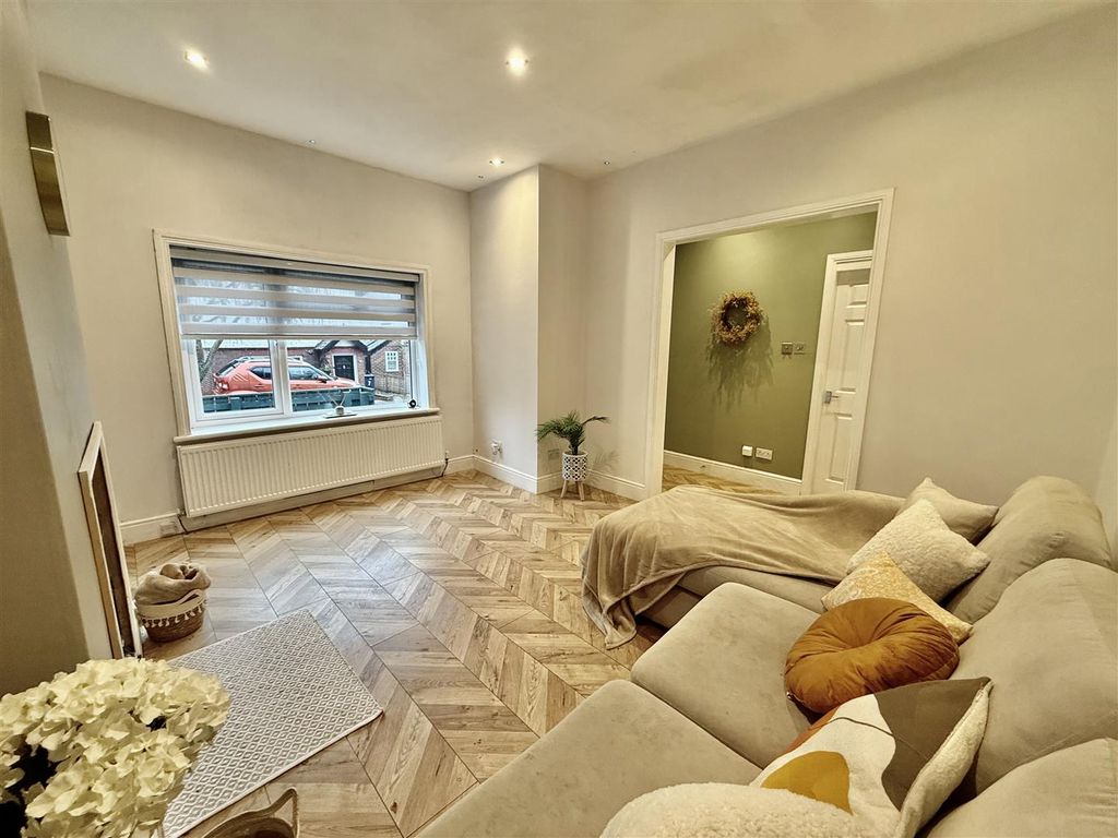 Property photo 1 of 15 Lounge