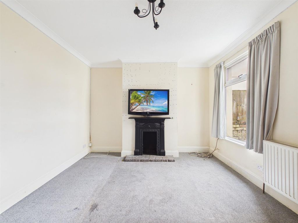 Property photo 3 of 12 4 - Three-Bedroom Terraced House.Jpg