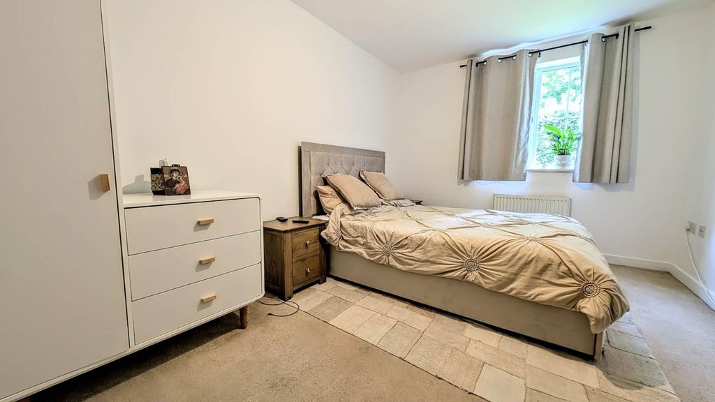 2 bed flat for saleRoyal Drive, Bordon, Hampshire GU35 photo 5