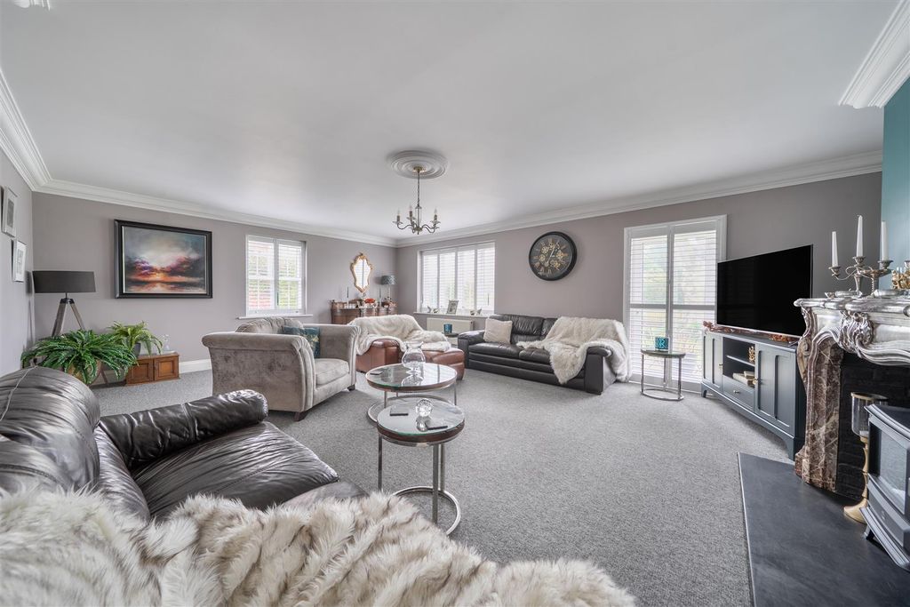 Property photo 3 of 32 Sitting Room