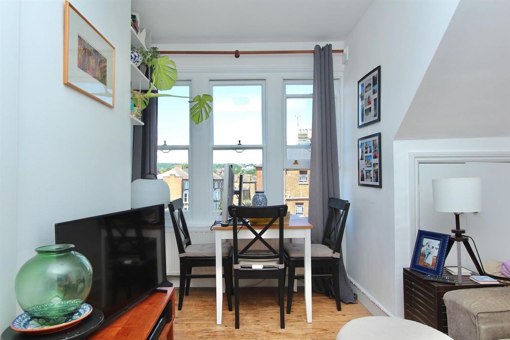 Property photo 3 of 10 Anson Road, N7