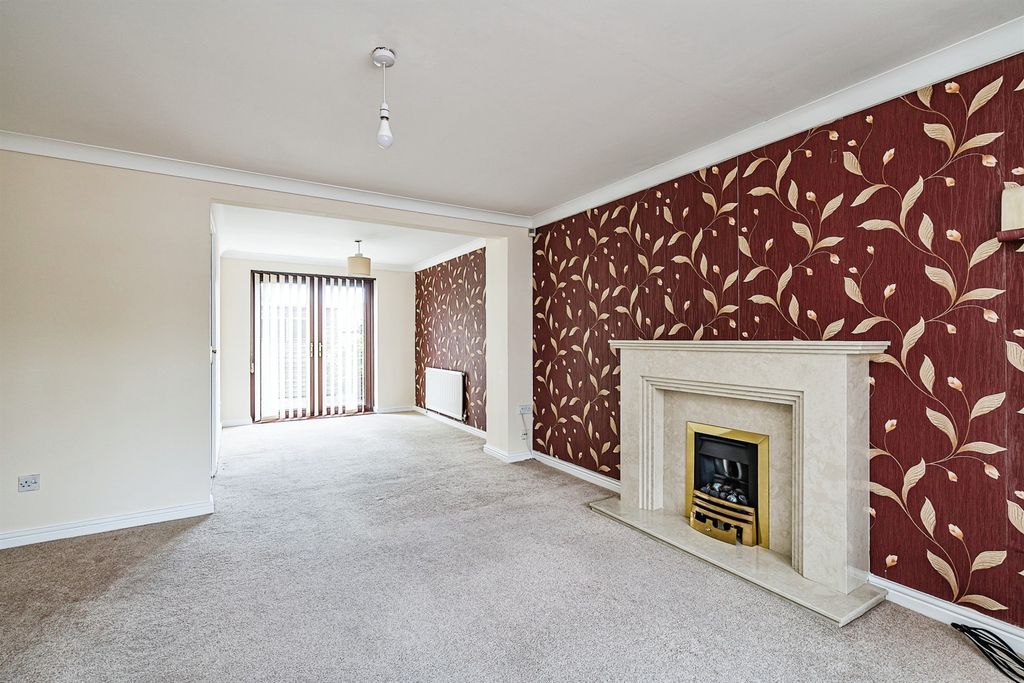 Property photo 3 of 11 Living Room