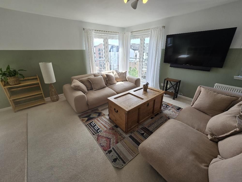 Property photo 3 of 12 Lounge 4