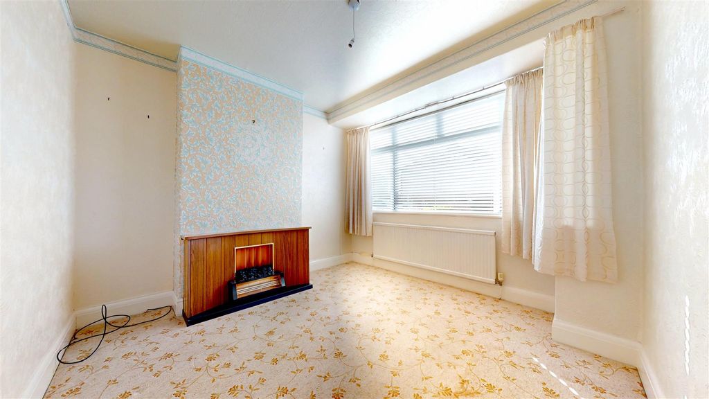 Property photo 2 of 21 Queens Drive Living Room