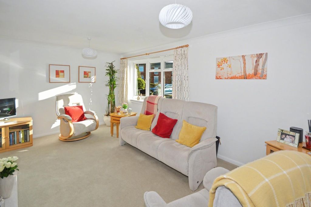 Property photo 3 of 22 Lounge