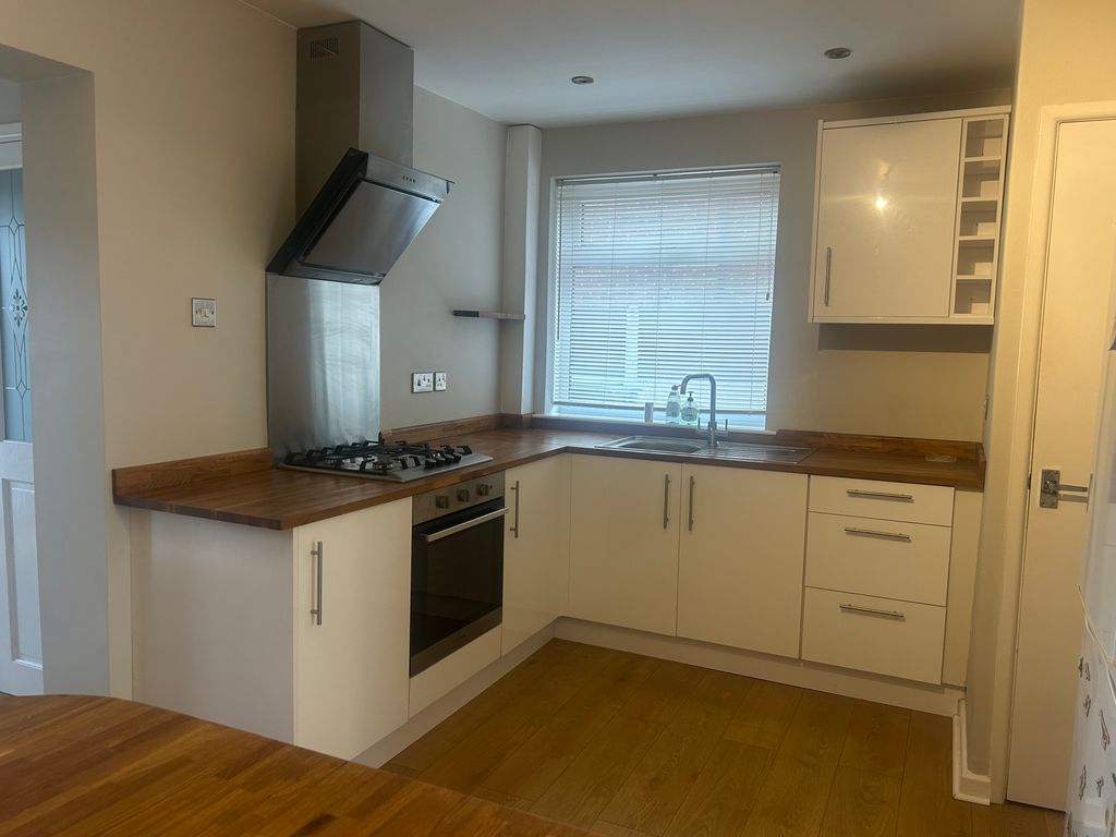 Property photo 3 of 18 Kitchen