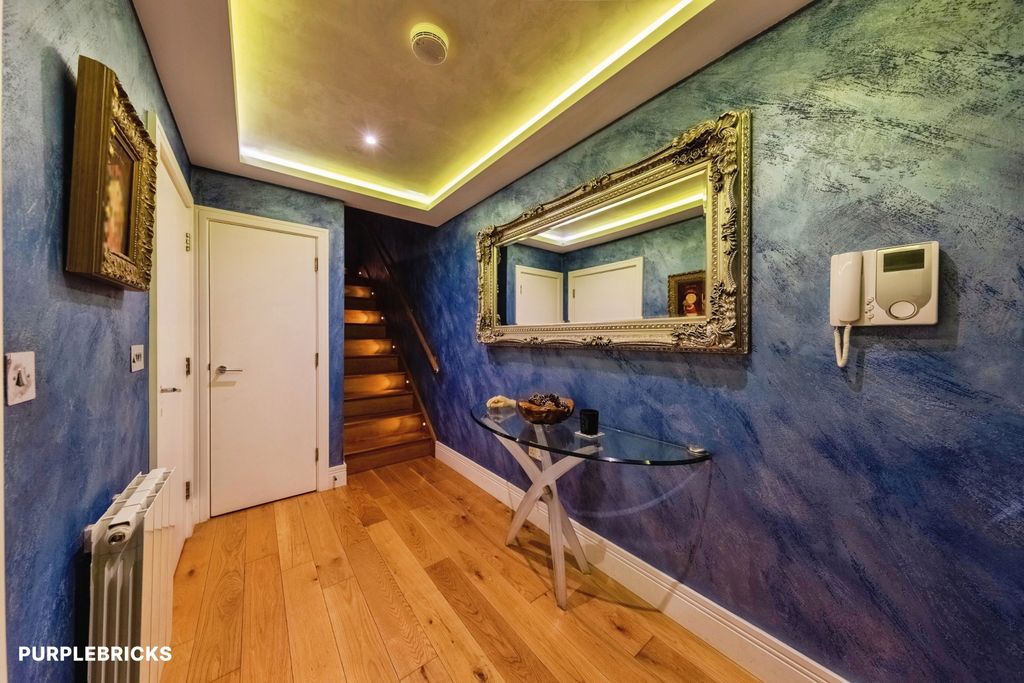 Property photo 2 of 18 Entrance Hall