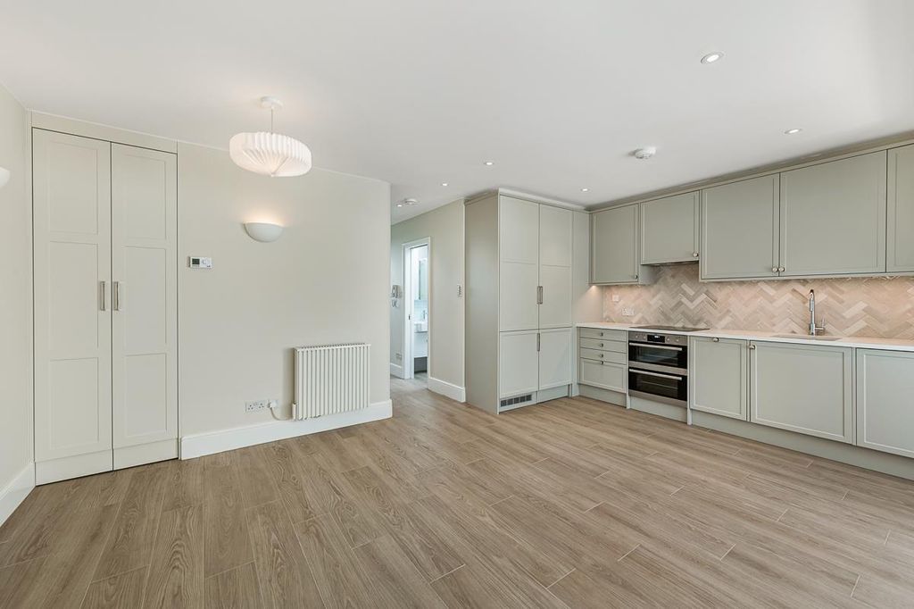 Property photo 3 of 8 Flat 4, 130A Chiswick High Road (4).Jpg