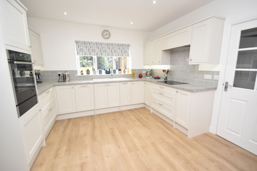 Property photo 3 of 28 Kitchen