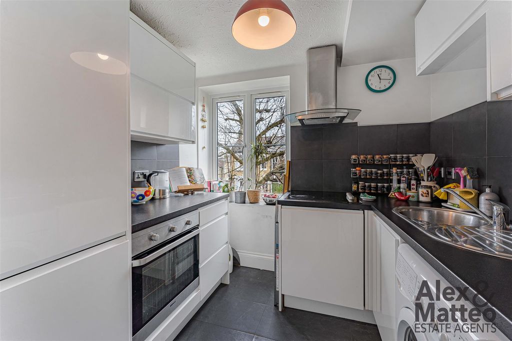Property photo 2 of 13 Chiltern Court