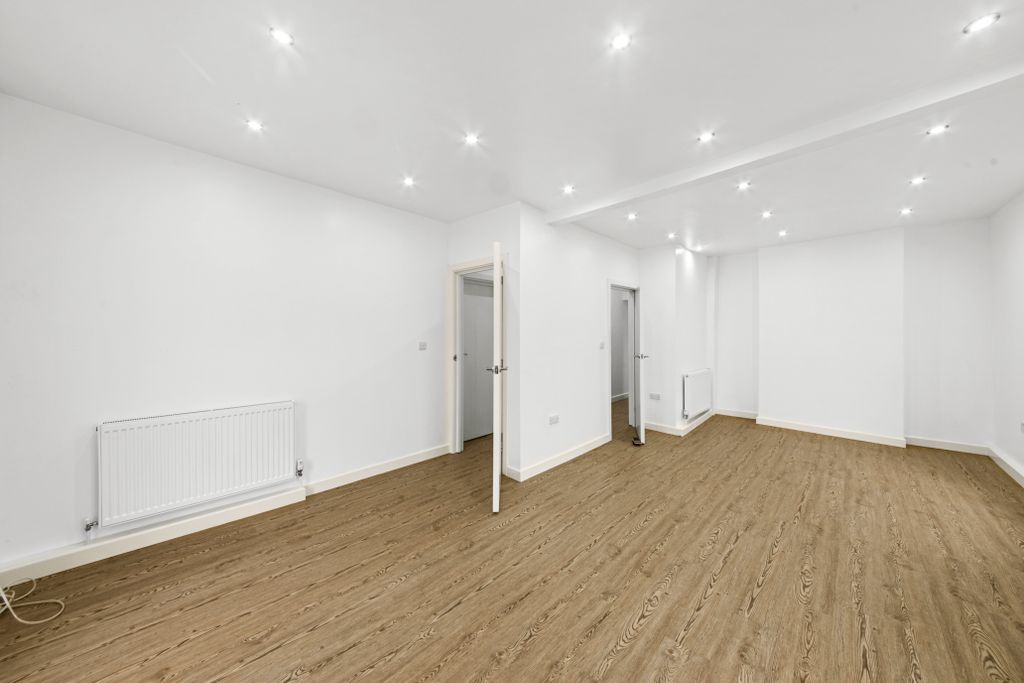 Property photo 2 of 12 Livingroom 1