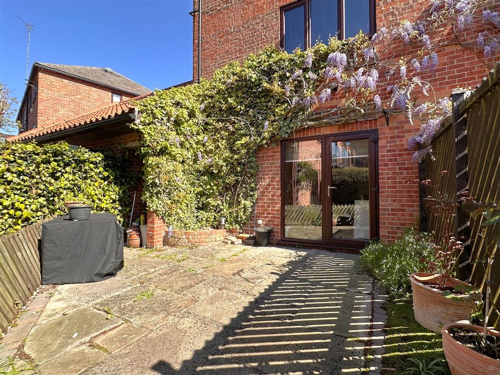 Property photo 3 of 24 Lovely Rear Courtyard 951