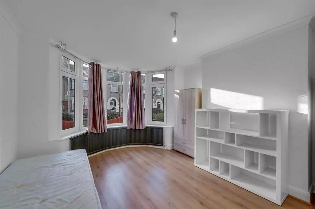 Property photo 1 of 7 Shared Room In Barking– Bills Included | 1000