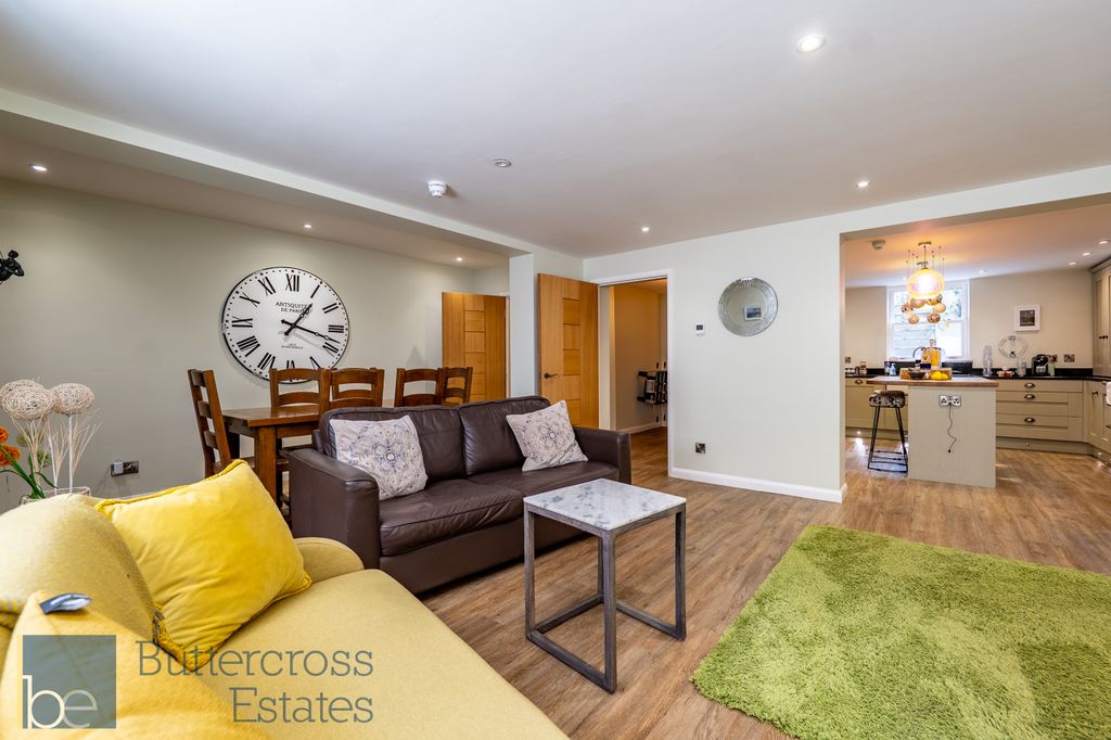 Property photo 3 of 39 Sitting Room