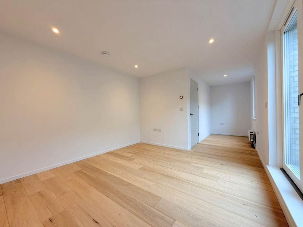 Property photo 3 of 19 Lounge