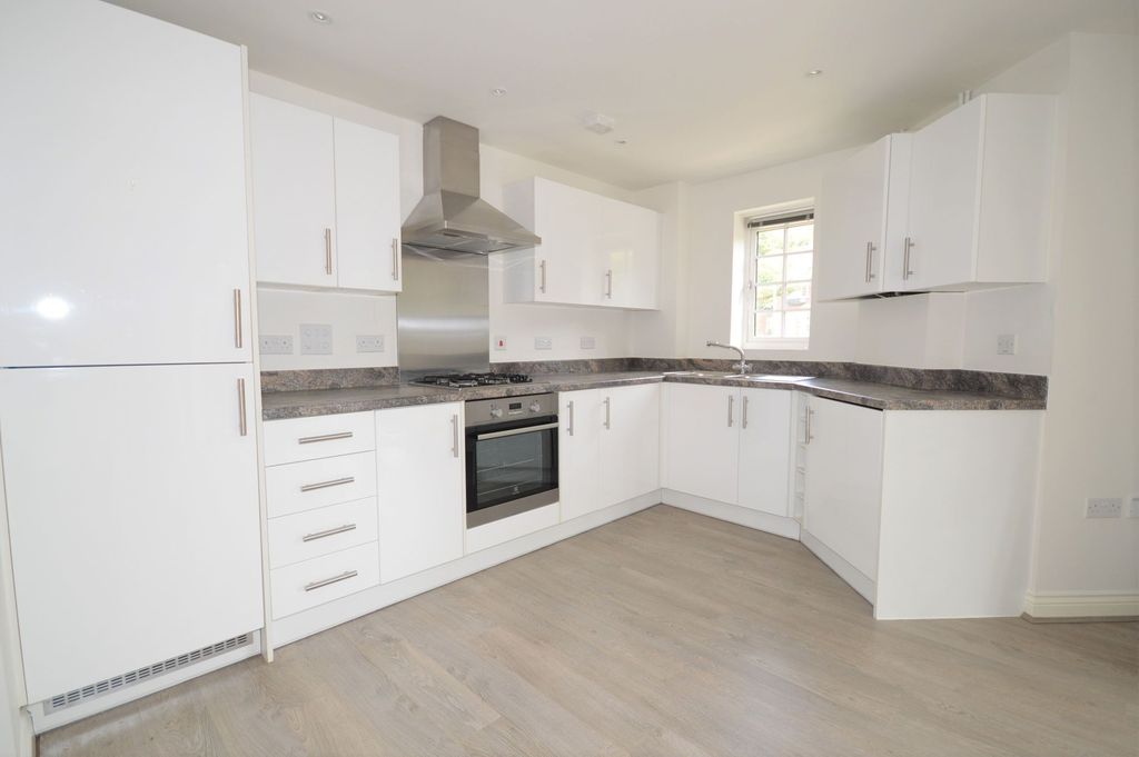 Property photo 3 of 8 Kitchen