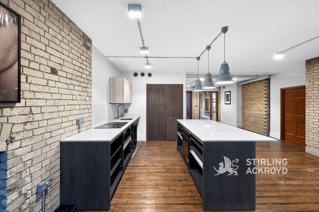 Property photo 3 of 17 Kitchen