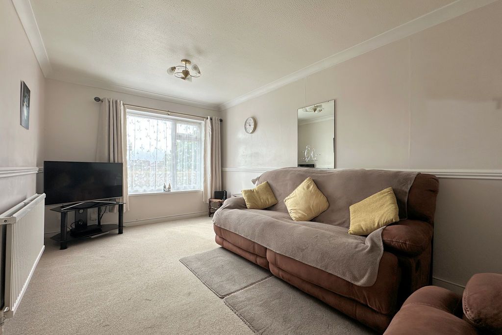 Property photo 2 of 18 Lounge