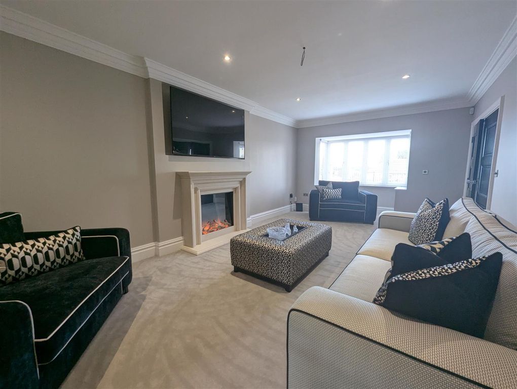 Property photo 2 of 30 Lounge