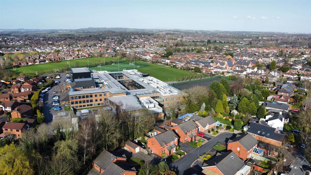 Property photo 2 of 29 Millers Fold