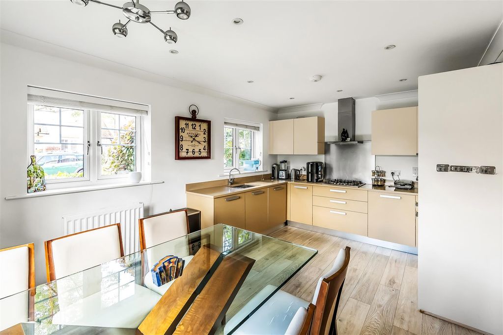 Property photo 2 of 15 39-Halcyon-Close-2.Jpg
