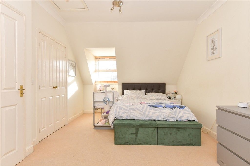 Property photo 1 of 11 Main Bedroom