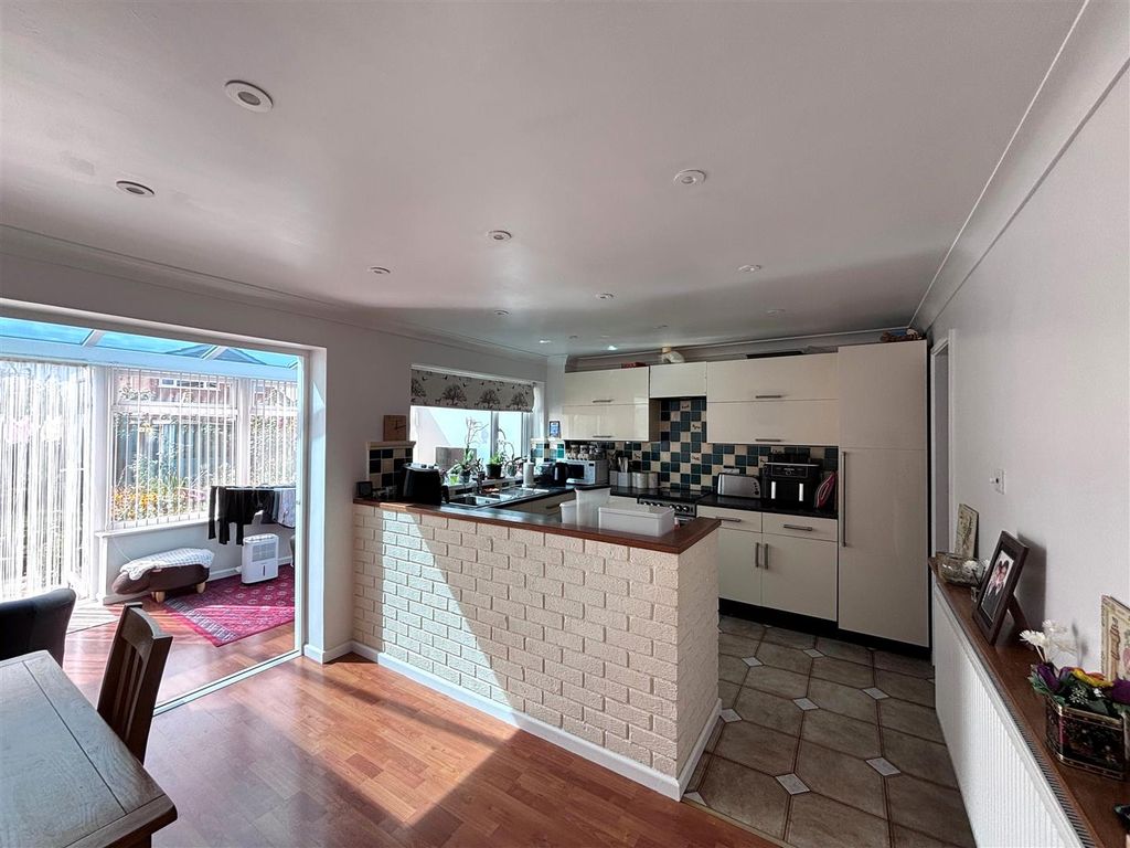 Property photo 3 of 17 Kitchen