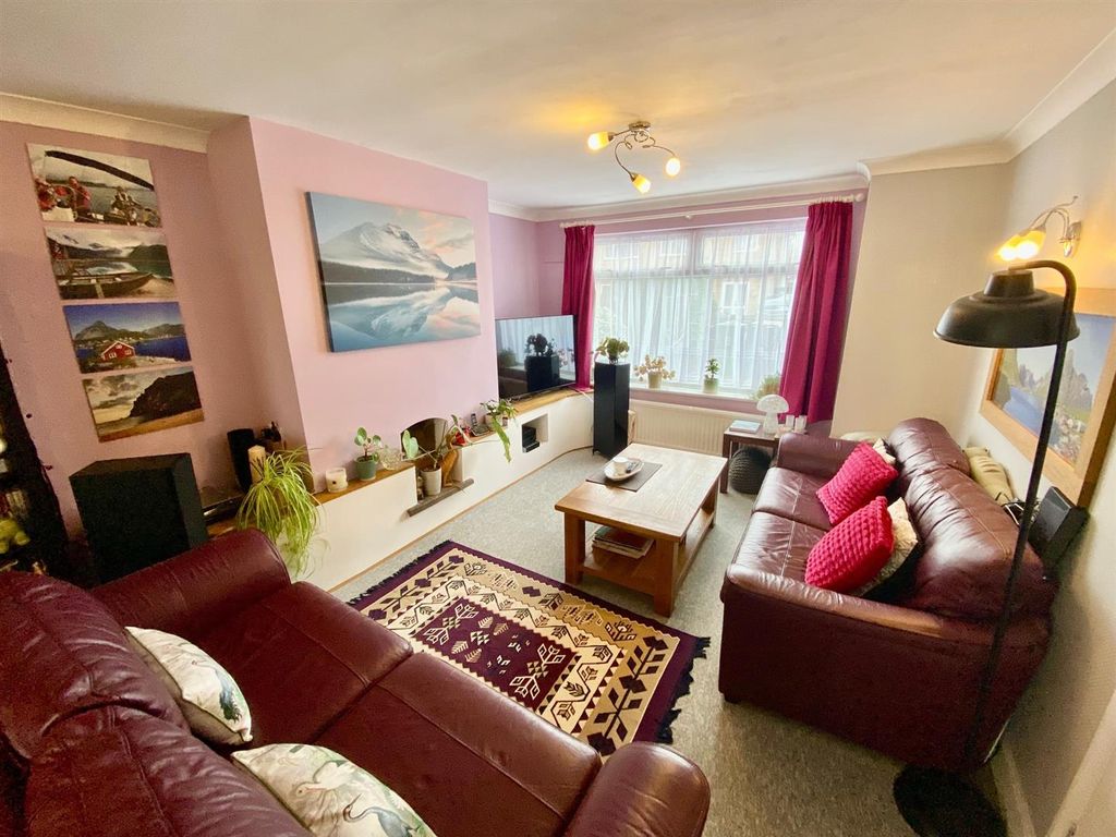 Property photo 3 of 27