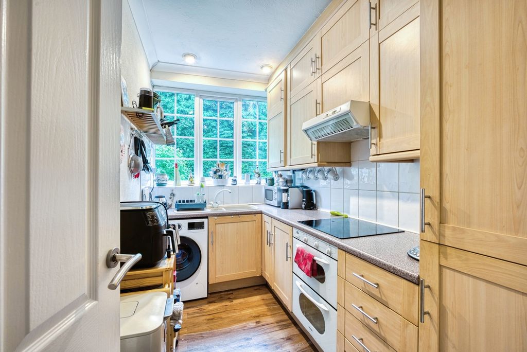 Property photo 2 of 9 Kitchen