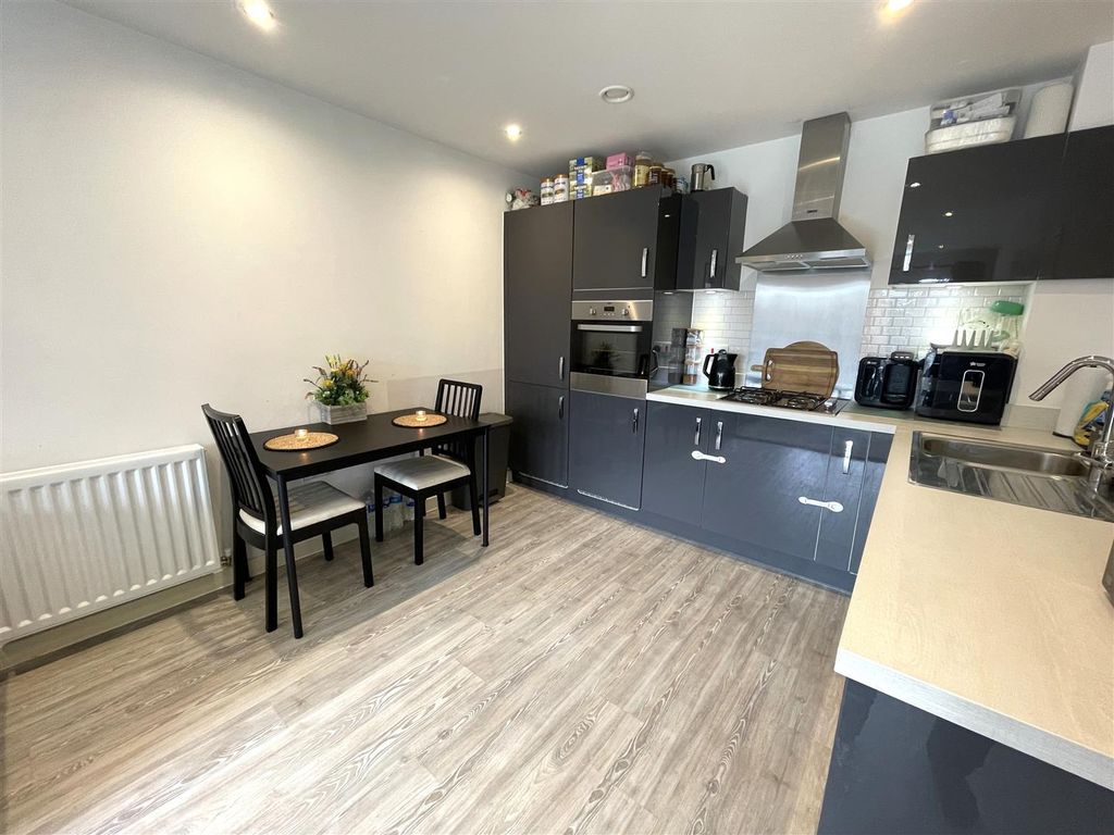 Property photo 3 of 18 Kitchen