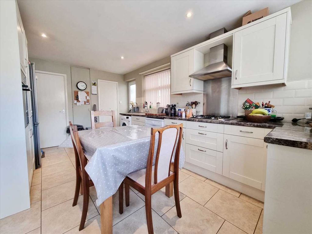 Property photo 2 of 11 Kitchen: